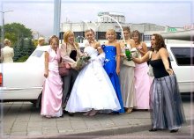 Ladies! ... Champagner serviert wird! ... / ***