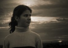 über ein Mädchen, düsteren Himmel, die Sonne .... und vollständig ausgefüllt bis zum Horizont / ***
