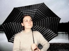 Mädchen mit Regenschirm / ***