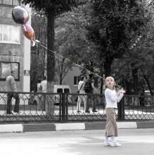 Mädchen und der Ball / ***