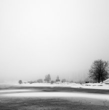 Im Laufe der Insel von dichtem Nebel wirbelte ... / -----