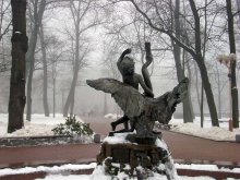 Nebel. Skulptur "Der Junge spielt mit einem Schwan." / ***