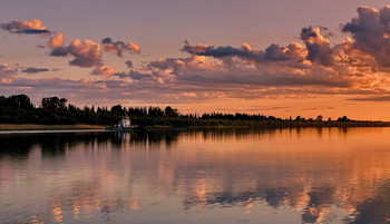 Sonnenuntergang über einem Fluss. / ***