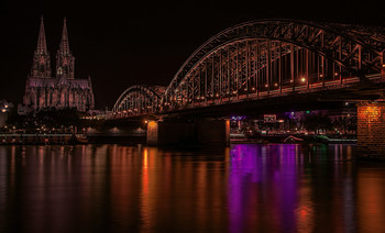 in roten Farben / hohenzollernbrücke