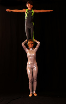acrobates / Diese Aufnahme entstand während eines Probeabends einer Akrobatikgruppe.