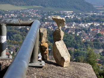 Steine auf dem Turm über Höxter / eine junge Frau war beschäftigt mit diesen Steinen, es war wie Meditation