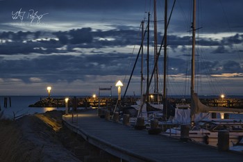 Abend am Hafen / Aufnahme im Hafen zur blauen Stunde