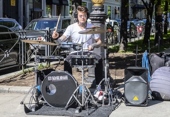 Busker / ***