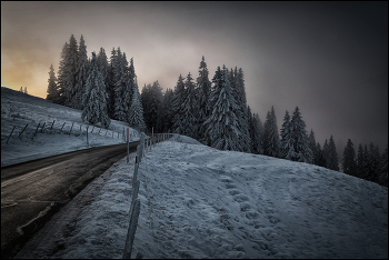 Schneewolken / Passtrasse