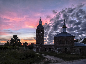 Sonnenuntergang über einem Tempel / ***