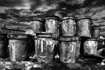 Odd man out / ***