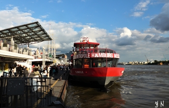 Hafen Hamburg / https://www.youtube.com/watch?v=4f11cYWe-xM
https://www.youtube.com/watch?v=4NAPdB2VuSU
https://www.youtube.com/watch?v=jDgbeFmcUiA
https://www.youtube.com/watch?v=TnFSpujP4SE&t=15s
https://www.youtube.com/watch?v=01jGXIrA3YU&t=29s