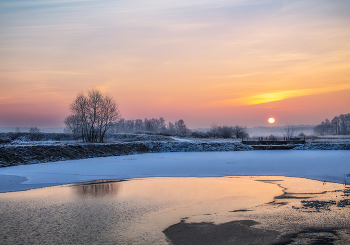 Sonnenaufgang über dem Fluss / ***