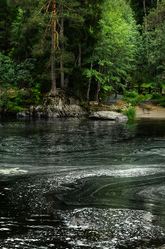 Muster auf dem Wasser / ***