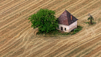  / Haus im Feld