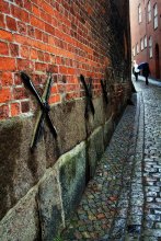 Verbunden durch ein Tor. / ***