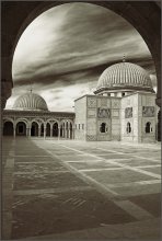 Mausoleum / ***