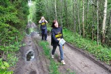 Uvesilitelnaya Spaziergang im Wald. / ***