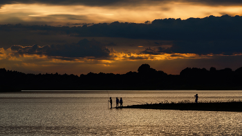 Sonnenuntergang auf dem See. / ***