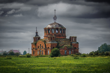 Verlassene Kirche / ***