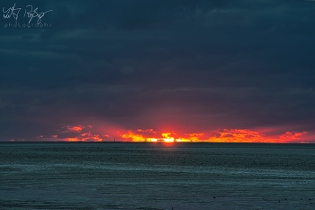 Hoffnung auf einen anderen Tag / Sonnenuntergang in der Nordsee