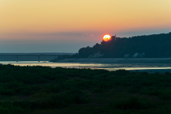 Sonnenuntergang über dem Fluss / ***