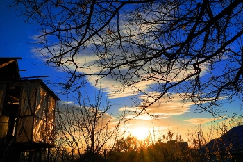 Sonnenaufgang über dem Fluss / ***
