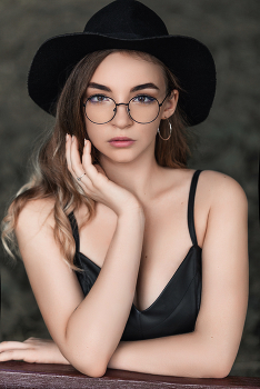  / ***