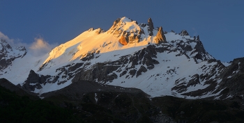 Morgendämmerung in den Bergen / ***