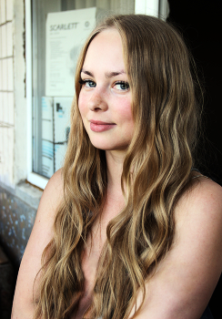 Blond / ***