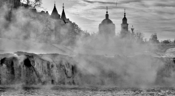 Durch einen Schleier aus Nebel / ***