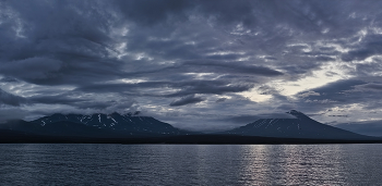 The grey sky / ***