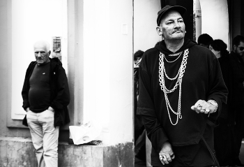 Chains / ***