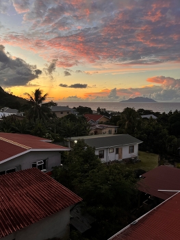 Sonnenuntergang auf den Seychellen / ***