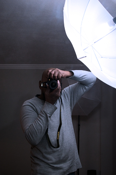 A portrait of the artist / A small rest break at a photo shoot
