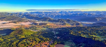Santa Pau - vol globus (Olot i els Pirineus al fons) - La Garrotxa / Santa Pau - vol globus (Olot i els Pirineus al fons) - La Garrotxa