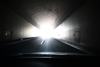 Licht am Ende des Tunnels / ***