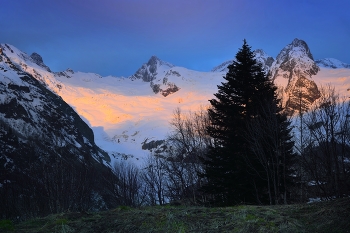 Morgendämmerung in den Bergen / ***