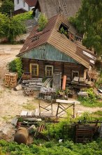 Empty House / ***