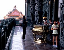 Im Tempel Guandu / ***