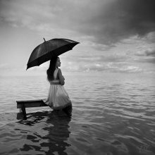 Hochwasser / Downpour on my soul
Splashing in the ocean, Im losing control
Dark sky all around
I cant feel my feet touching the ground
(c) JoC