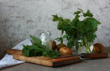 Kochen Brennnessel-Suppe. / ***