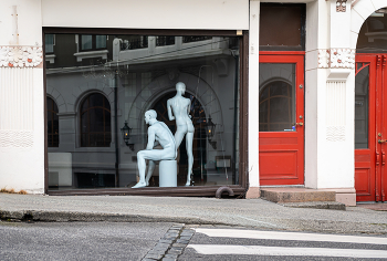 Odd man out / ***