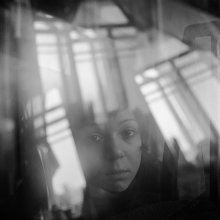 Natasha (Hochformat mit Fenster) / .......