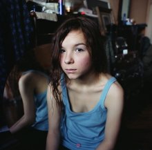 Nastja (Portrait im blauen Hemd) / .......