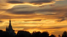 Sonnenuntergang über einem Tempel / ***