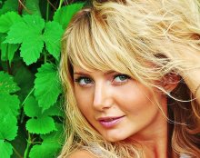 Portrait vor dem Hintergrund der Hopfen / ***