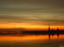 Der Himmel mit den unvergänglichen Sonnenuntergang in einer ruhigen Bucht wiederholt sich. / ***