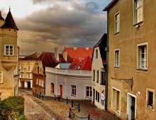 Auf der Straße die roten Dächer / ***