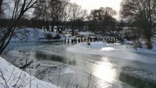Im Winter ist das Flussbad. / ***